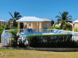 Modern Studio in Pelican with pool-walk to Beach, Dining, Entertainment, hotel in Simpson Bay