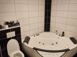 Nice Apartment in Sjetnemarka - Free parking and WiFi, hotel with hot tubs in Trondheim
