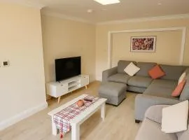 Spacious Modern 5 bedroom home near Heathrow Windsor