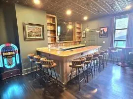 Sleeps 30+ • 10BR Mansion •Events • Bar • Backyard