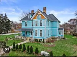 Sleeps 30+ • 10BR Mansion •Events • Bar • Backyard