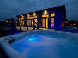 Teal Lodge Cornwall - hot tub, indoor pool, near Perranporth, Hotel in Cubert