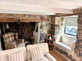 16th Century Cottage in the heart of Mullion, Hotel in Mullion