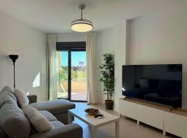 1º línea de playa con vistas, piscina & parking, Hotel in Vélez-Málaga