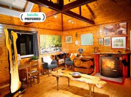 Vintage chalet in a very beautiful landscape, hotel in Aywaille