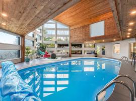 Heated Pool in Scenic Trails Woodland Pavilion, hotel in Erin