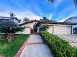 Bright & Modern 5BR House Near Disneyland & Beaches Ample Parking & RV, holiday home in Orange