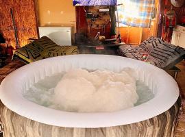 Cozy RV Farm Stay with Hot Tub WiFi and Coffee 5 Min to AHCL Hospital and Redbud Park, hotel in Clearlake