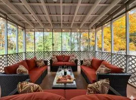 King Bed Soaking tub, Yard with Screen Patio, Near ATL