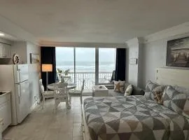 New Amazing Ocean View Beachfront Entire Apartment Direct access to Beach