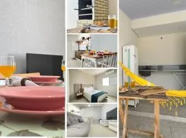 Cantinho Perfeito para Dois Conforto e Mar Bem Pertinho, Casa terrea no centro 80M Praia, Ar, Enxoval,Estacionamento e churrasqueira