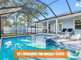 Luxury Stay Heated Pool and Hot Tub Fenced Yard, hotel in Tampa