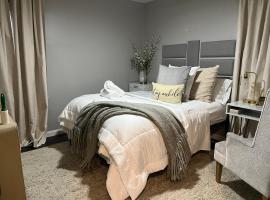 Cozy, 1st floor apartment 2bdrms Plus Semi Private room with Futon Pets with fee Family Friendly Close to Everything, vacation rental in Cleveland