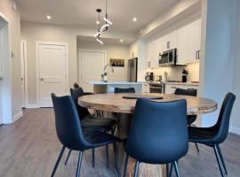 Paradise Point - Hot Tub & Mountain Views, lejlighed i Golden