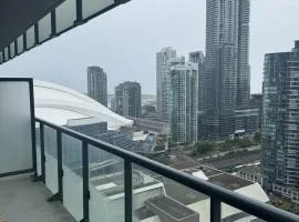 Lush 3 Bedroom Condo by CN Tower - Free Parking