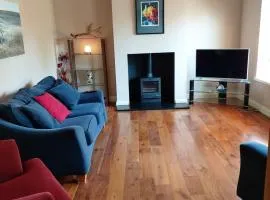 Stylish 4 bedroom house By The Sea