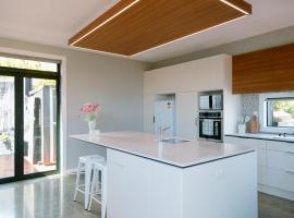 Sunny and Modern Nelson Retreat with Designer Kitchen, Hotel in Nelson