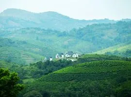 White Stone Vagamon Hilltop Cottage by VOYE HOMES , Private Villa with Scenic Mountain Views