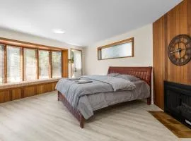 Spacious and bright suite with independent access