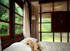 บ้านเหนือเมฆ - a home of neua, villa em Nan