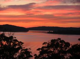 A LAKEHOUSE ESCAPE - a Waterfront Reserve on shores of Lake Macquarie、Bonnells Bayの別荘