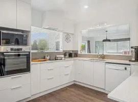 Tihi Time - Great Deck Spa Pool & Games Room