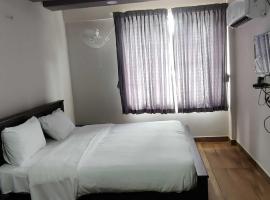 OYO Flagship Hotel Sai Aliyar, hotel in Pollāchi