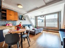 Sunny Stylish rooftop home private balcony shared jacuzzi MK2