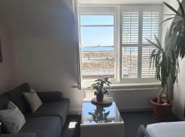 Penthouse Suite, Sea View, Close to Shops, Beach and Train, Unterkunft zur Selbstverpflegung in St. Leonards