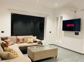 Hidden Farm - Luxury Private 2BHK Farmhouse near Mohali & Chandigarh, hotel in Banūr