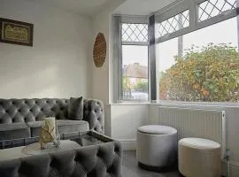 Comfortable 3-Bed Home - Driveway Parking