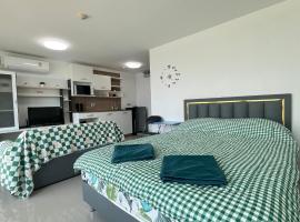 Bangsaray Beach Condo B414 บางเสร่ บีช, ξενοδοχείο σε Bang Sare