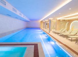 Hotel HOGO, hotel con bañera de hidromasaje en Inđija