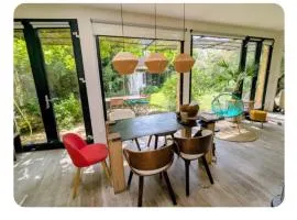 Maison entre tour Eiffel et château de Versailles