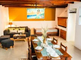 Amplia Casa Centrica, Parrilla, Cochera Privada y Portón Eléctrico para facil acceso