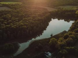 Parcel Tiny House l'Atr&eacute;e au bord d'un &eacute;tang, minihus i Saint-Martin-des-Champs