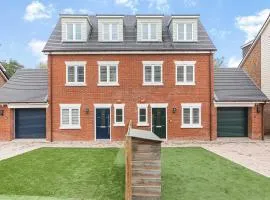 The Roost Group - 27 Guests Two Homes Hot Tub