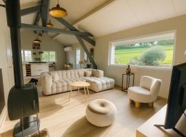 Chalet de 95m2 au c&oelig;ur du Pays d'Auge, en Normandie avec Piscine et Jacuzzi, casa de muntanya a Les Champeaux