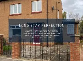 Free Driveway Parking, Fast WIFI, Ideal for long term contractor, etc stays - Dwellcome Home Ltd 3 Bedroom Boldon House - see our site for assurance