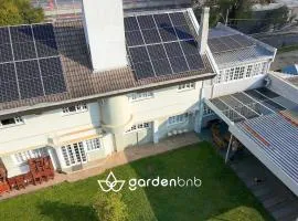 Refúgio com quintal + 2 vagas a 600m do Barigui
