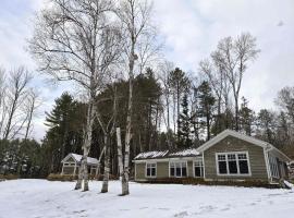 Sunshine Lake Estate Multi Chalet Property, hotel in Cayamant