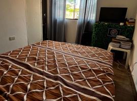 Large country house with pool and large kitchen, hotel em Luque