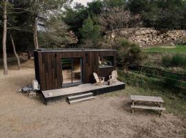 Parcel Tiny House Regagnas- au pied de la Sainte Victoire, миниатюрный дом в городе Тре