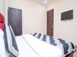 Hotel Cashev & front of Paharganj Side Railway station, hotel in Jāmb