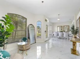 Family Launch View Stay, Modern and Bright