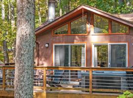 Wooded Nest, Cozy 3BR Chalet Near Spas, Downtown Berkeley Springs & Hiking、バークレー・スプリングスのプール付きホテル