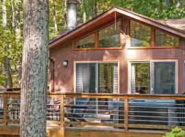 Wooded Nest, Cozy 3BR Chalet Near Spas, Downtown Berkeley Springs & Hiking