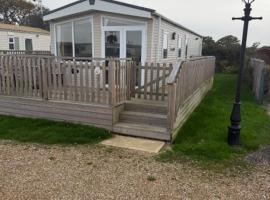 Hurst View Caravan Park, hotel in Lymington