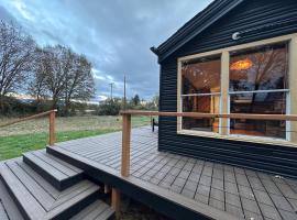 Cozy Covelo Tiny Home - Hot Tub & Oaks, ξενοδοχείο που δέχεται κατοικίδια σε Covelo