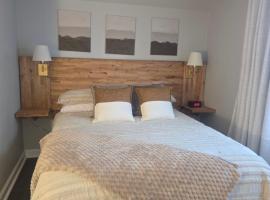 Cozy Room in Revere near Beachmont Blue Line Station, hotel i Revere